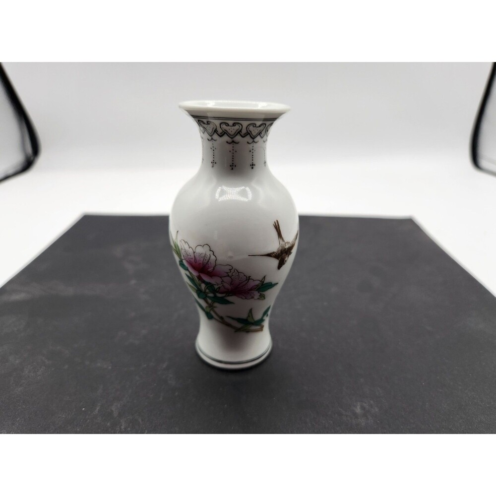 Vintage Chinese  Zhongguo Jingdezhen Zhi Porcelain Hand Painted 4 Inch Vase